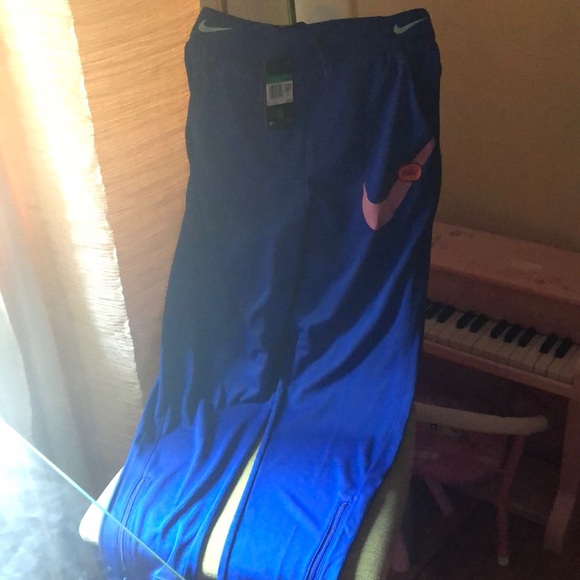 Nike - Picture 6 of 8